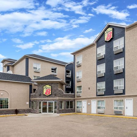 Super 8 By Wyndham Grande Prairie Hotell Exteriör bild