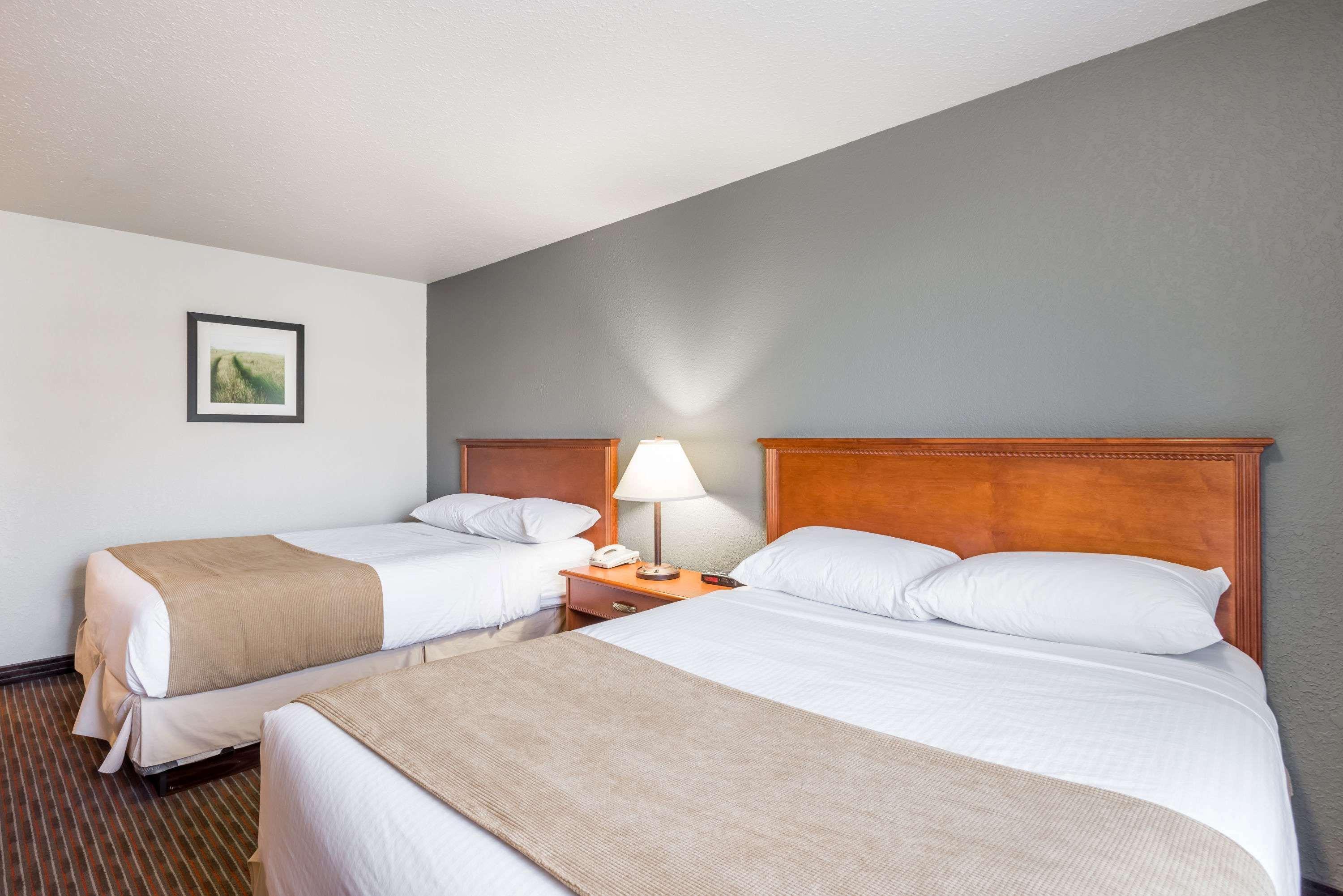 Super 8 By Wyndham Grande Prairie Hotell Exteriör bild