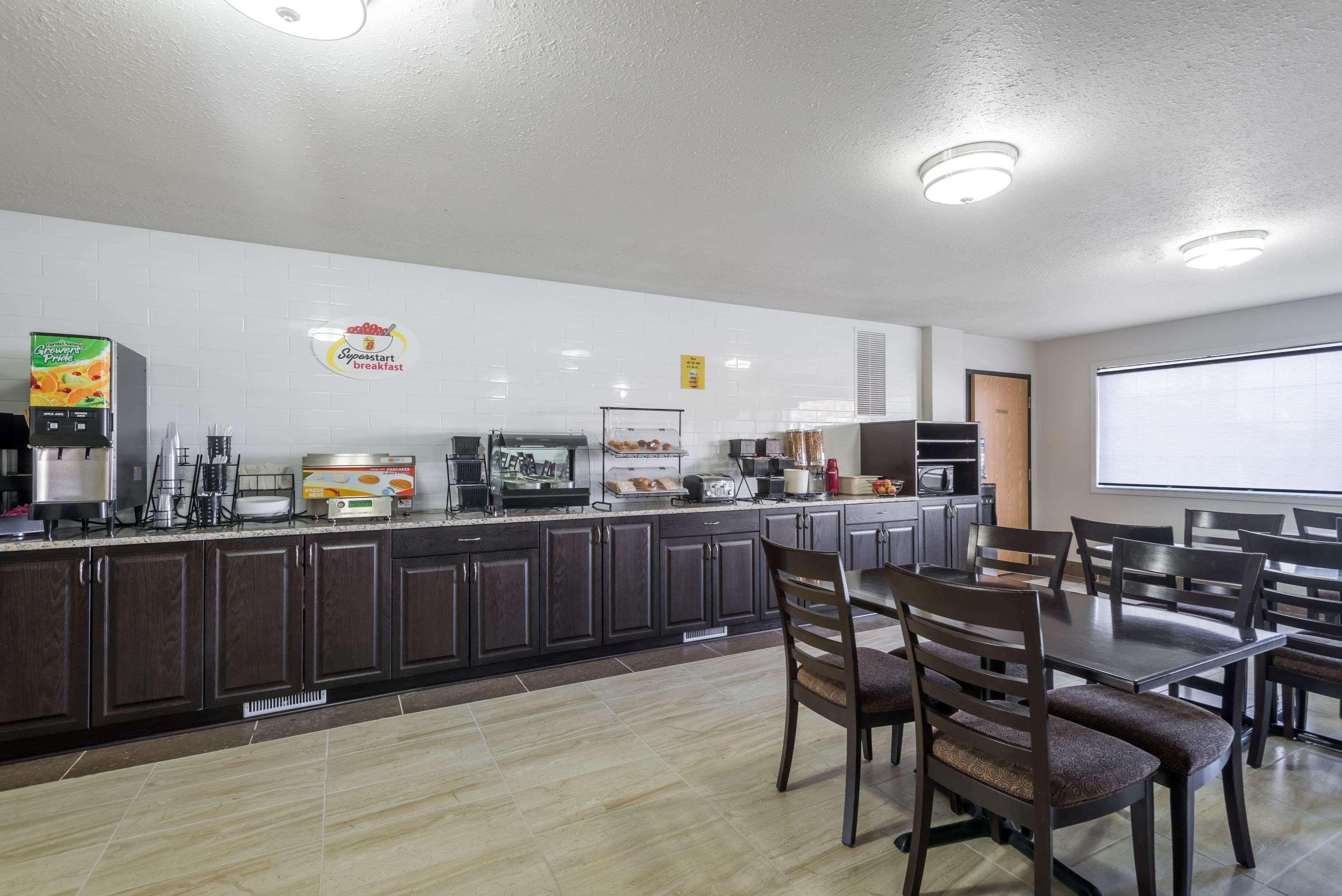 Super 8 By Wyndham Grande Prairie Hotell Exteriör bild