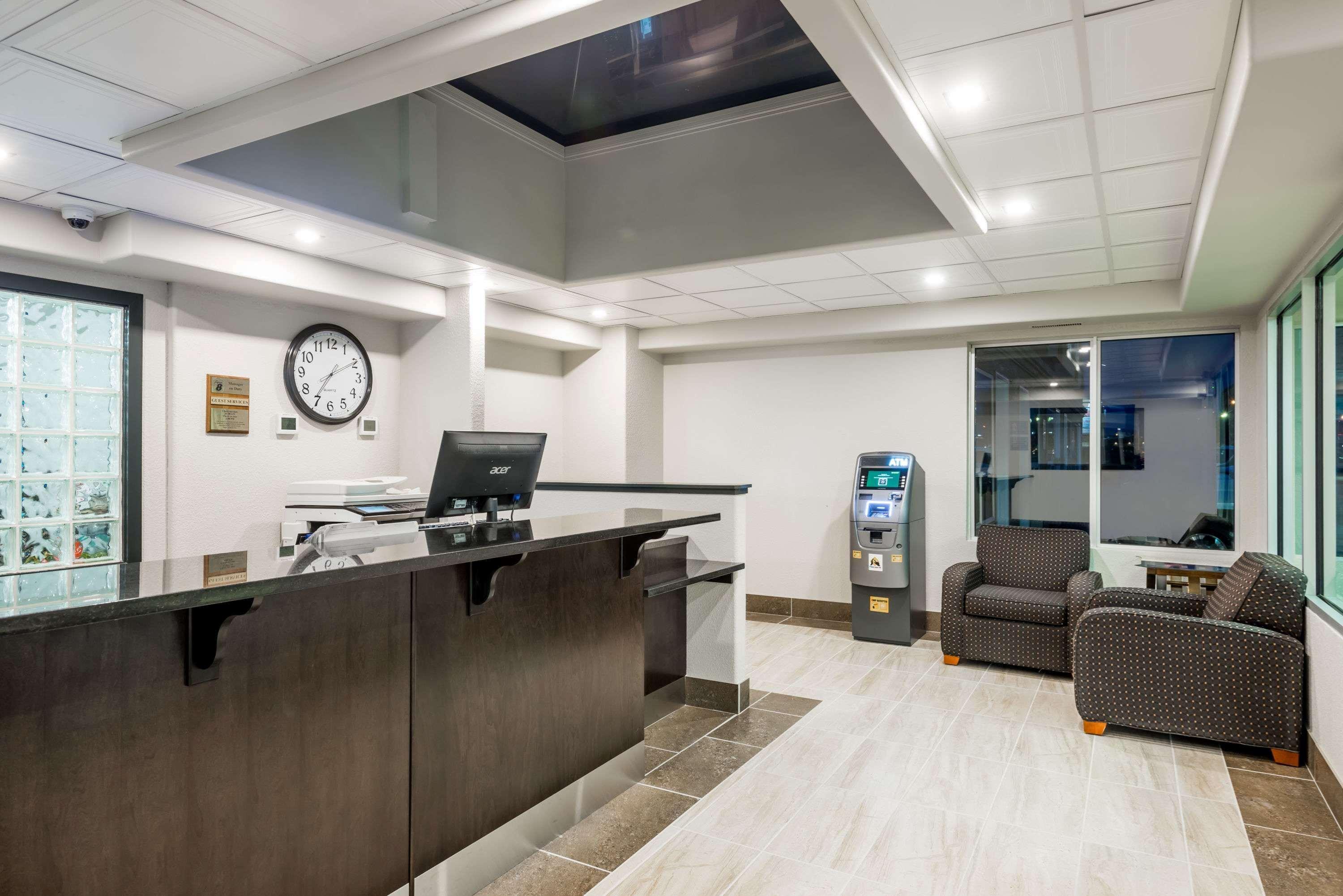 Super 8 By Wyndham Grande Prairie Hotell Exteriör bild