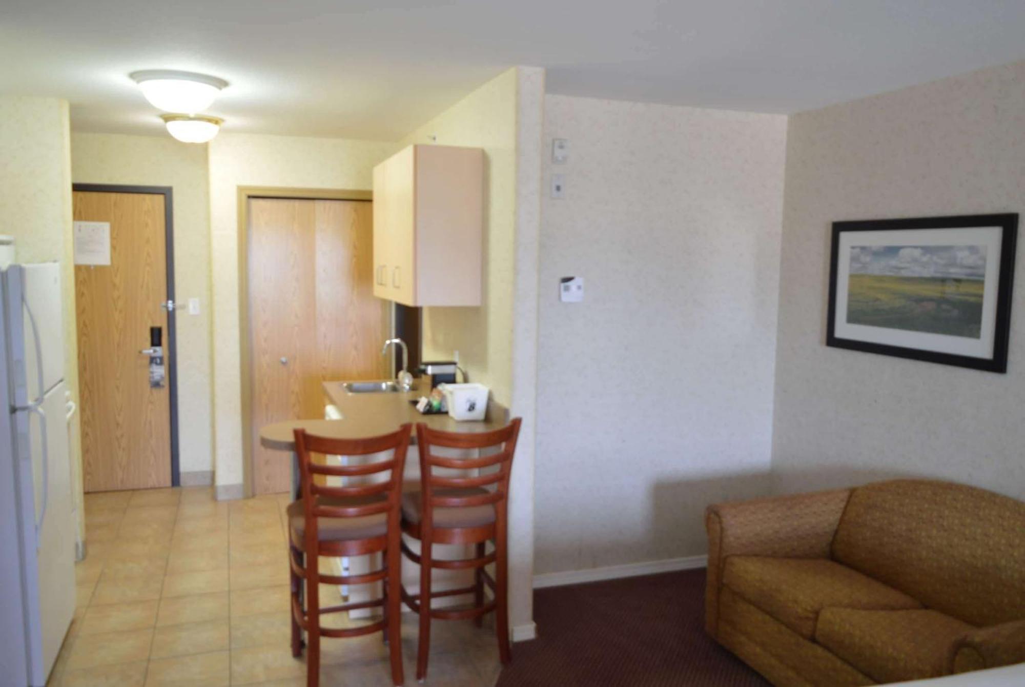 Super 8 By Wyndham Grande Prairie Hotell Exteriör bild