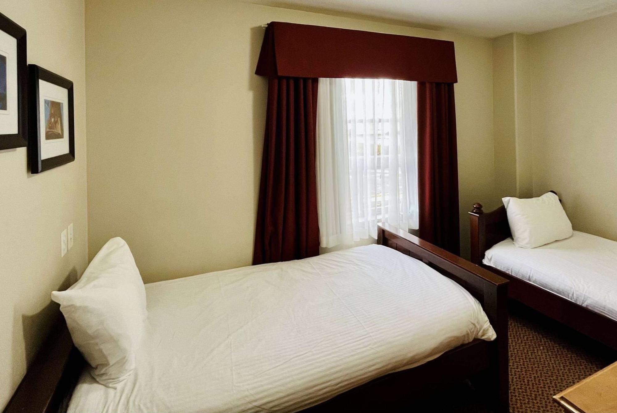 Super 8 By Wyndham Grande Prairie Hotell Exteriör bild