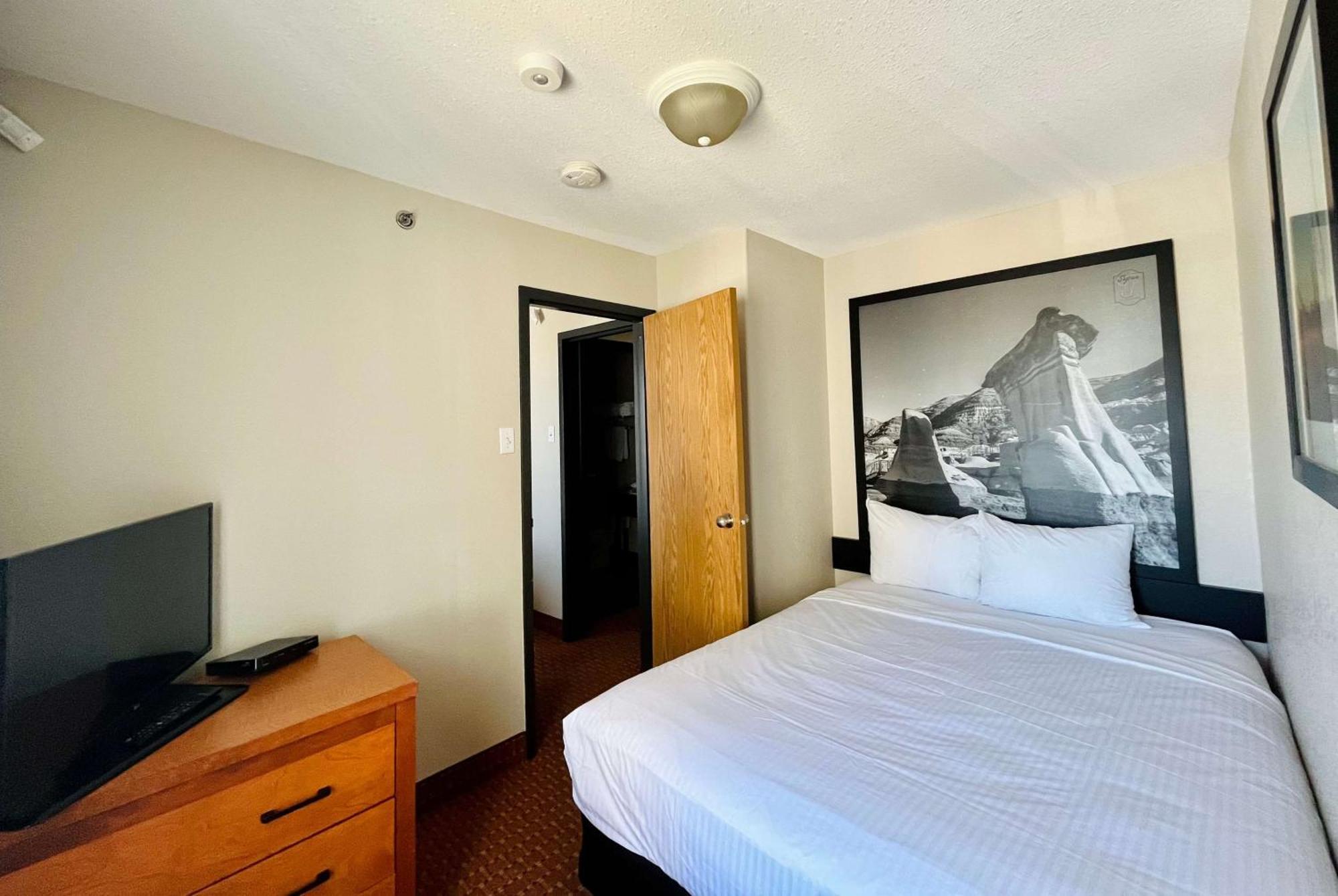 Super 8 By Wyndham Grande Prairie Hotell Exteriör bild