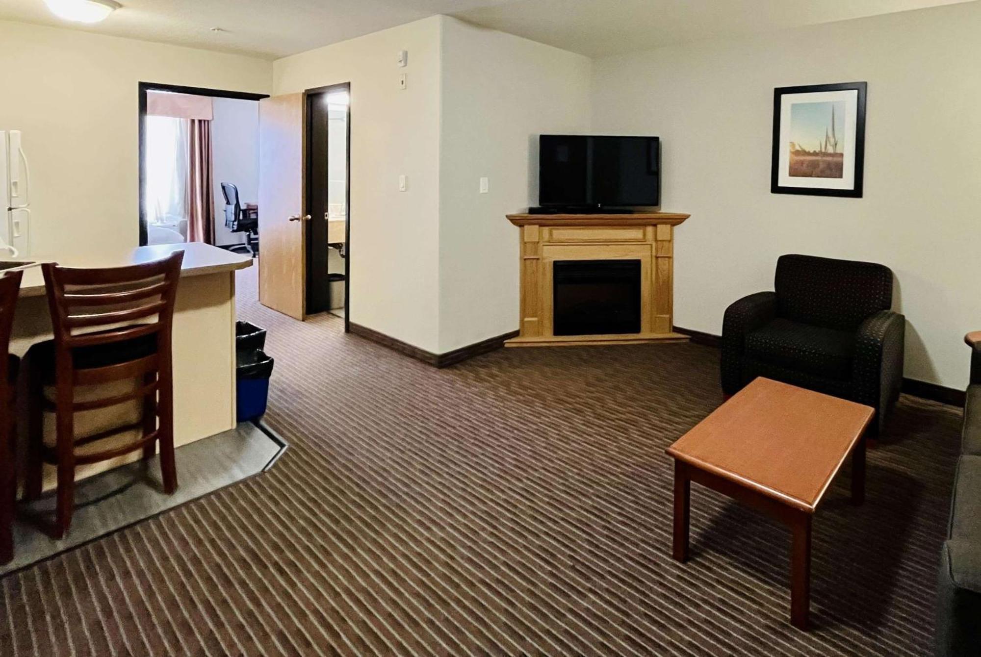Super 8 By Wyndham Grande Prairie Hotell Exteriör bild