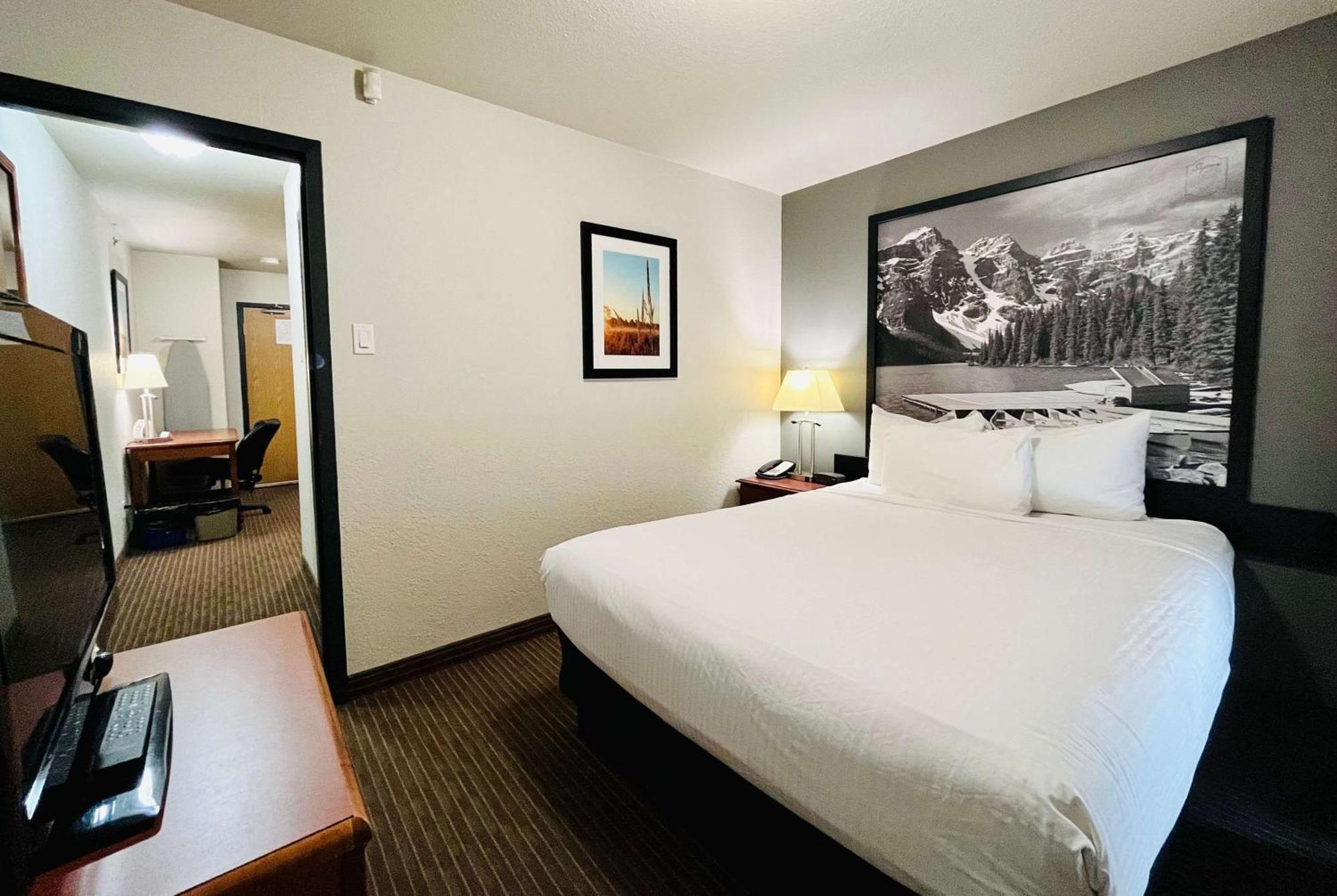 Super 8 By Wyndham Grande Prairie Hotell Exteriör bild