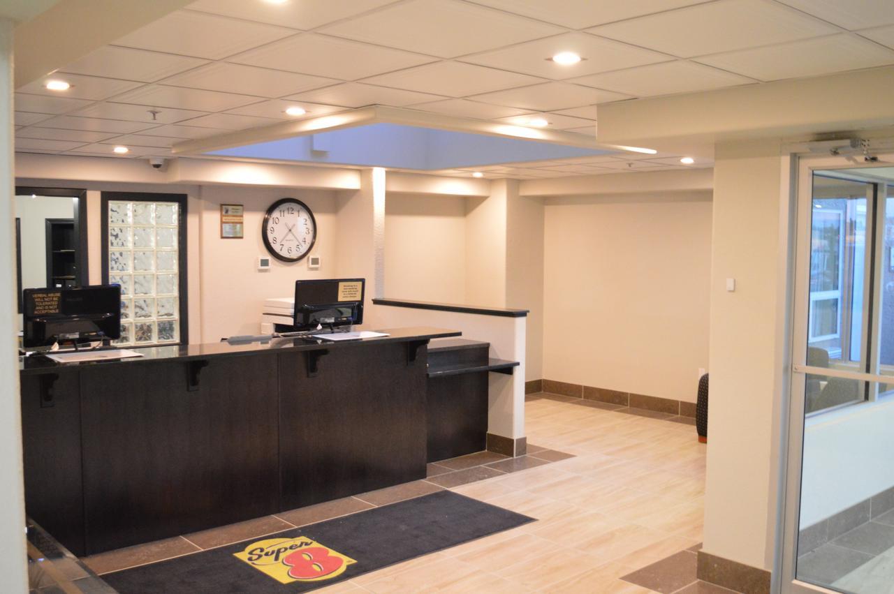 Super 8 By Wyndham Grande Prairie Hotell Exteriör bild