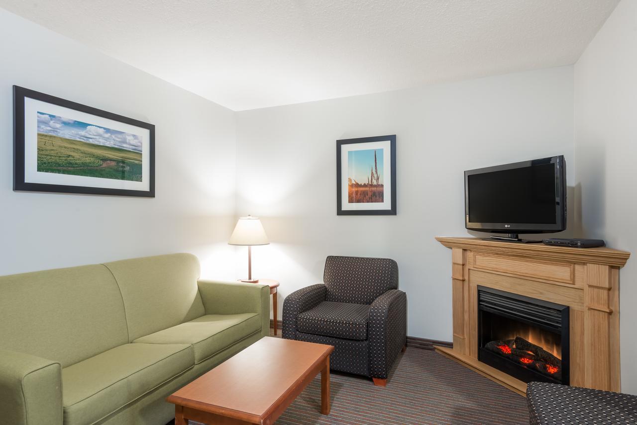 Super 8 By Wyndham Grande Prairie Hotell Exteriör bild
