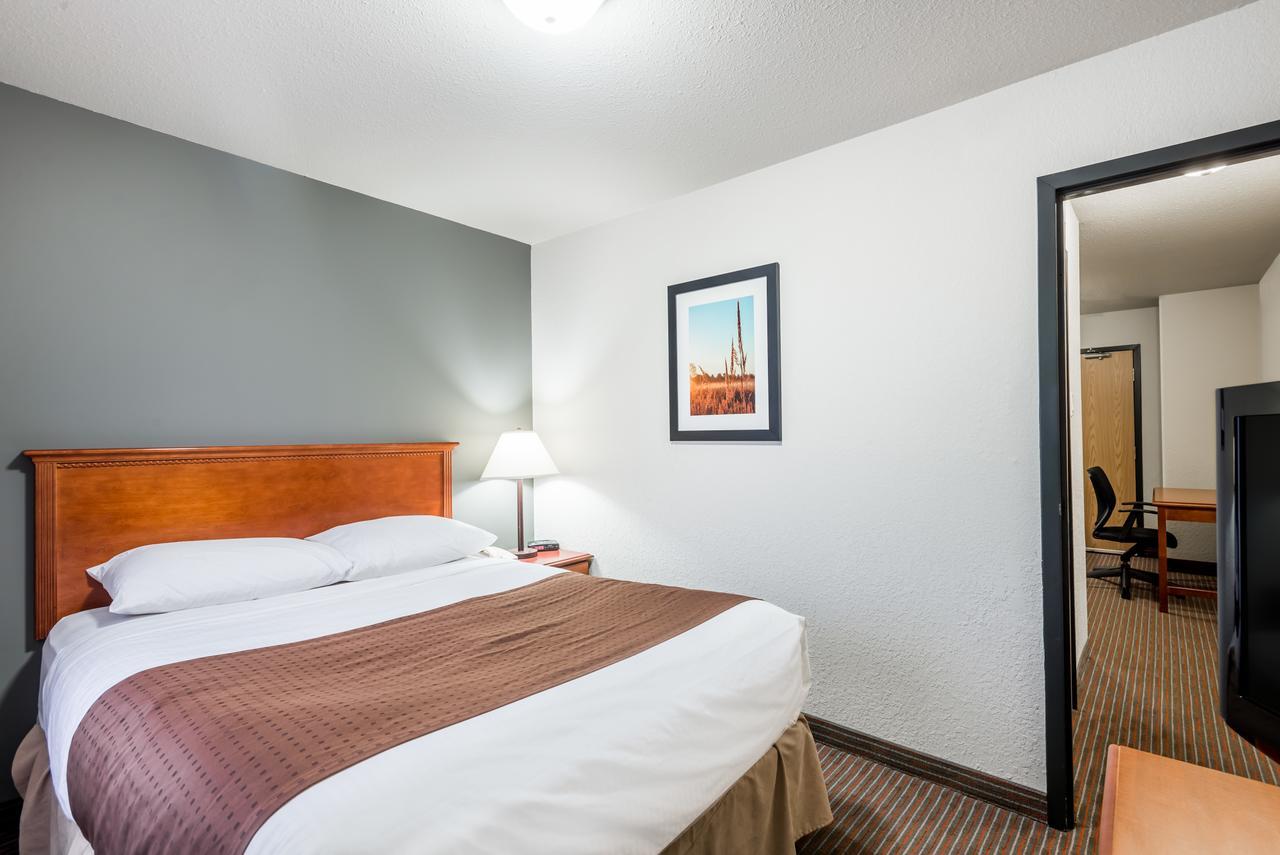 Super 8 By Wyndham Grande Prairie Hotell Exteriör bild