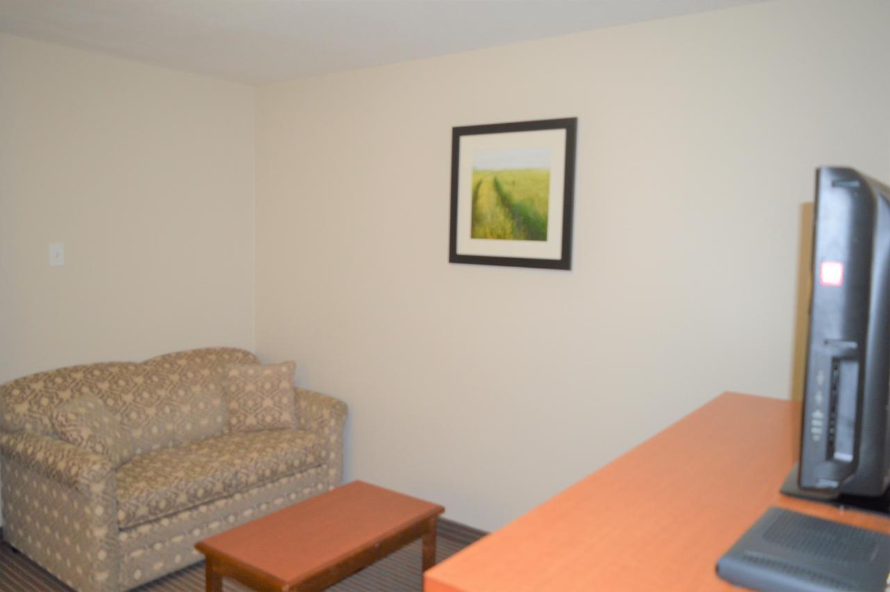 Super 8 By Wyndham Grande Prairie Hotell Exteriör bild