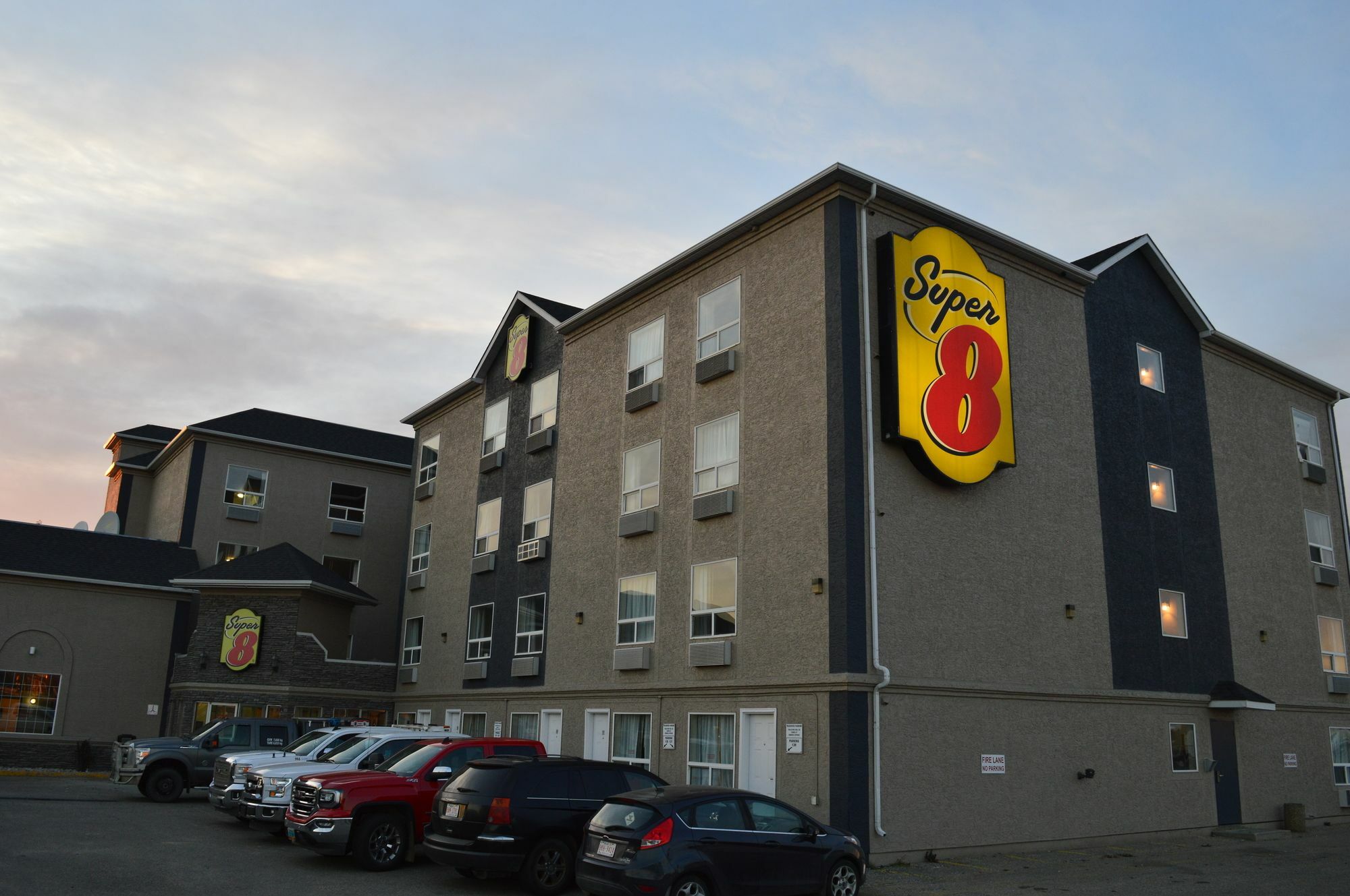 Super 8 By Wyndham Grande Prairie Hotell Exteriör bild
