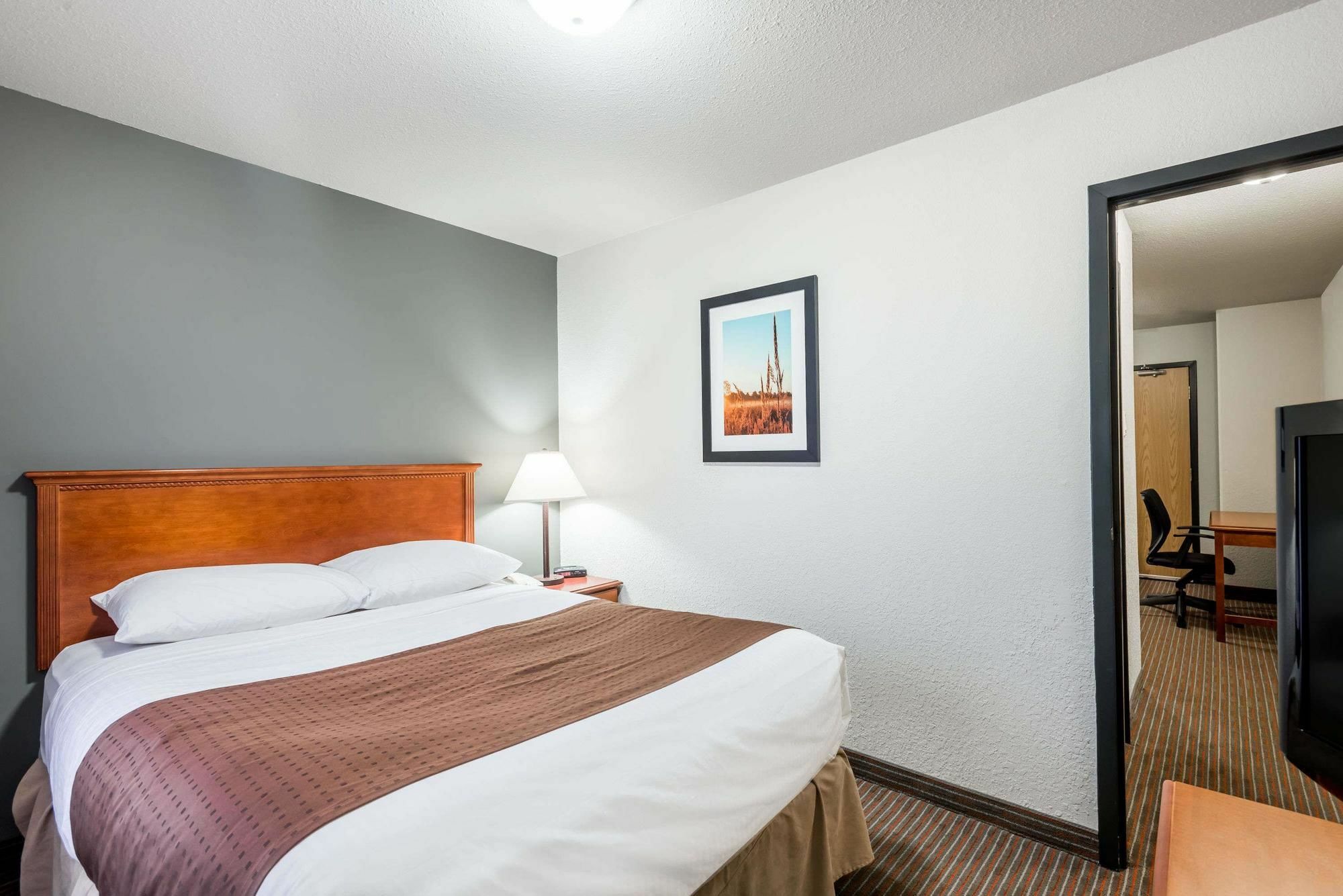 Super 8 By Wyndham Grande Prairie Hotell Exteriör bild