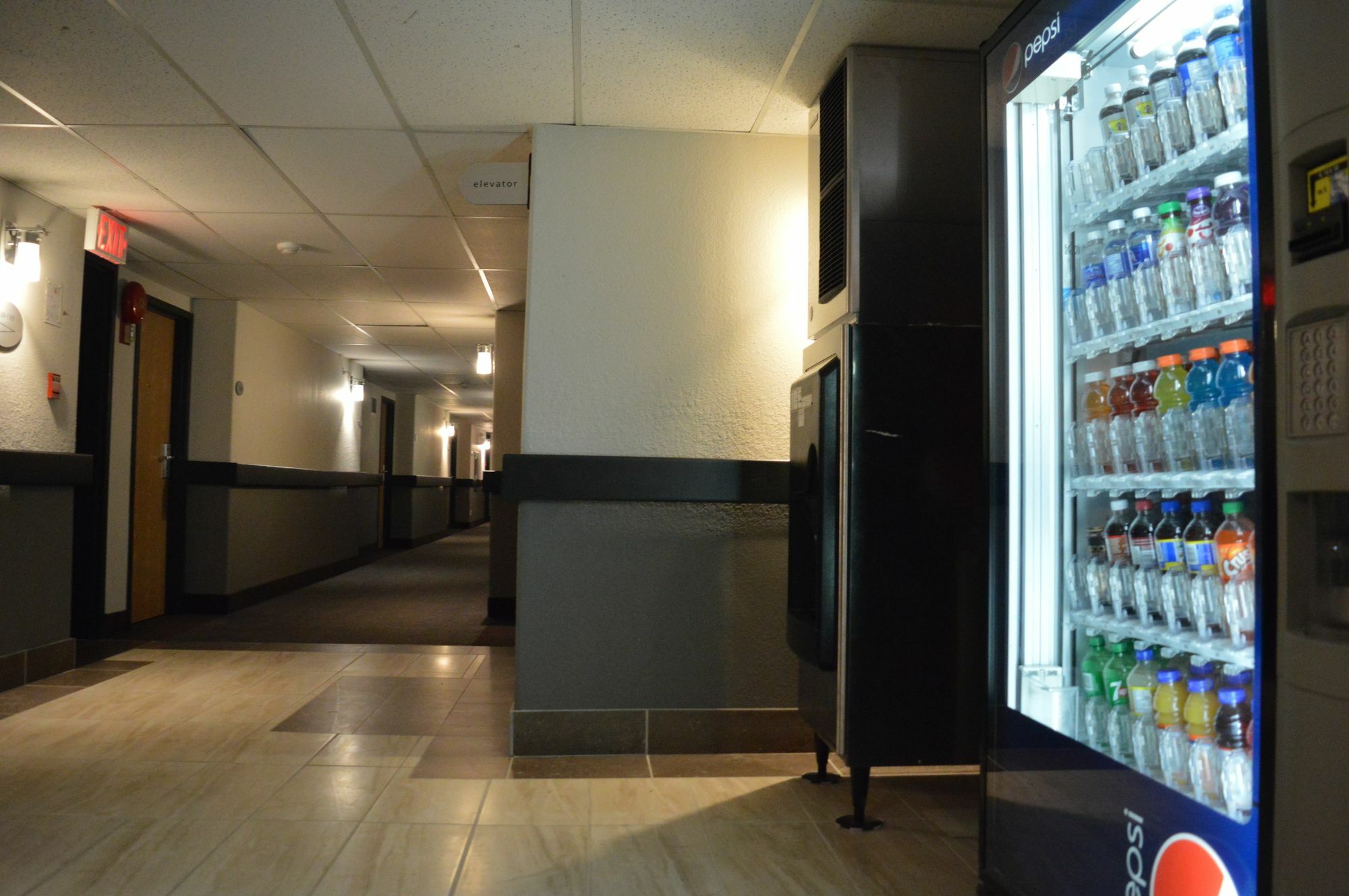 Super 8 By Wyndham Grande Prairie Hotell Exteriör bild