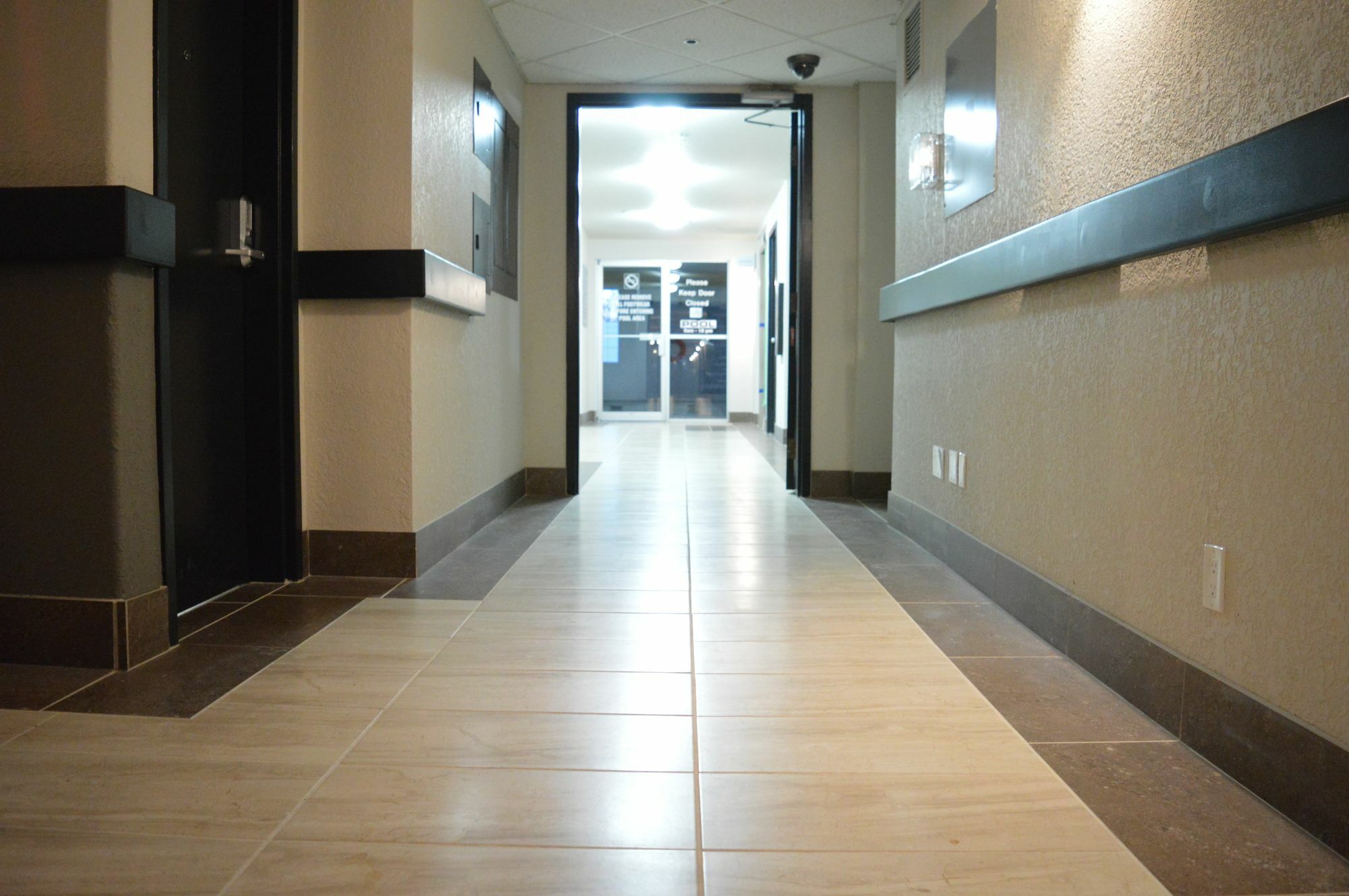 Super 8 By Wyndham Grande Prairie Hotell Exteriör bild